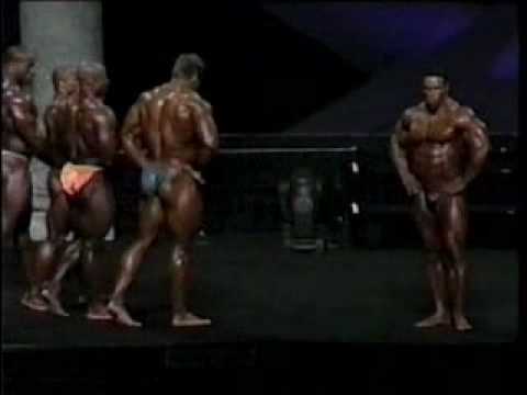 Gunter Schlierkampf Mr Olympia 2002 crowd