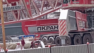 Монтаж мегакрана LG_1750 ведут В.Березуев и его напарник..ДМЩКЧонгарская