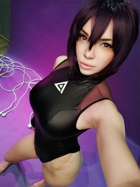 Bodybuilderin Minititten Cosplay Wichsen