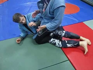 Переворот лежащего на животе с контролем бедра.