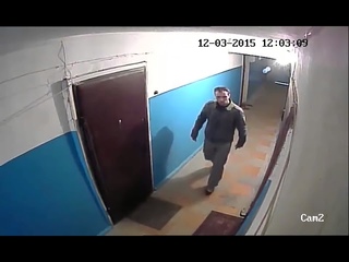 Видео домушников, как действуют квартирные воры выбор слабых замков в двери.