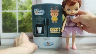 Распаковка игрушечного холодильника.