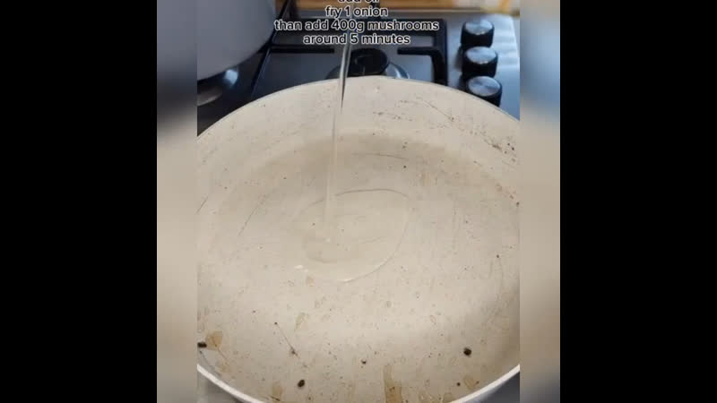 Обычно подаётся с отварными или жареными картофельными