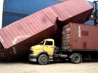 ACIDENTE COM CONTAINER
