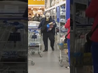 Мужчина в противогазе