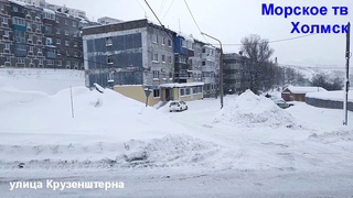 Слишком низкие провода через дорогу на  ул  Крузенштерна города Холмск