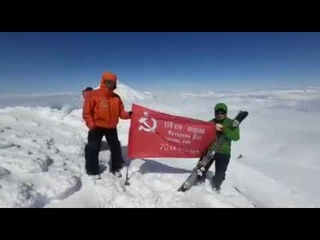 На Камчатке спасатели подняли Знамя Победы на вулкан