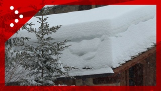 Neve in Valle d'Aosta, accumulo sopra al metro in Val Ferret: ruspe al lavoro lungo le strade