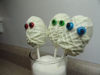 Halloween Cake Pops: not-so-scary mummies