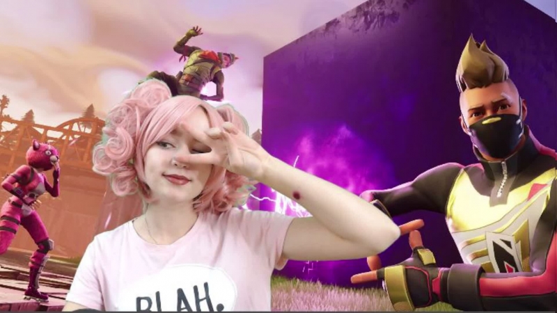Девушка играет в Fortnite Girl plays in