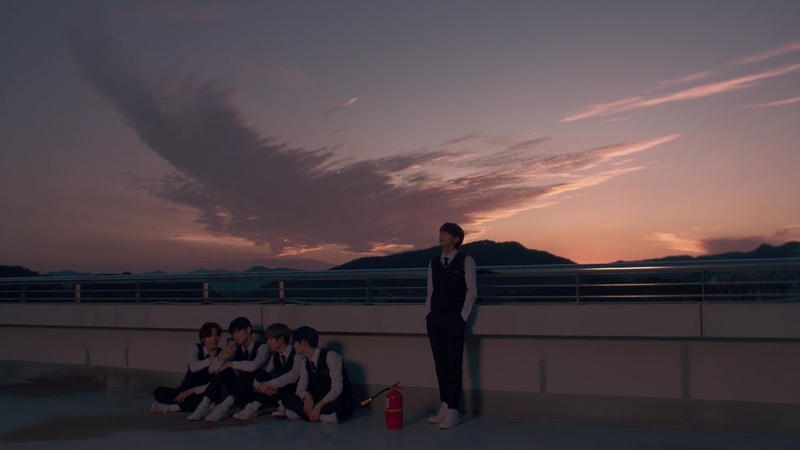 TXT (투모로우바이투게더) 9와 4분의 3 승강장에서 너를 기다려 ( Run Away) Official