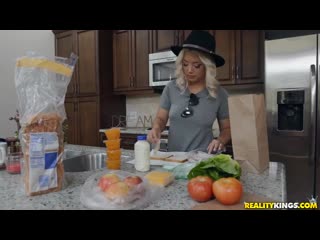 Bad Babysitter(Daisy Haze)