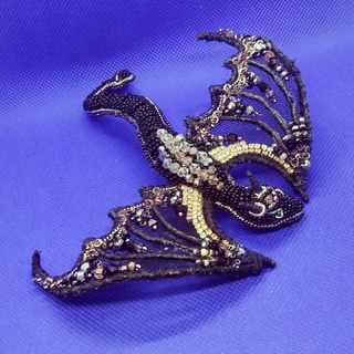 Брошь дракон схема. Украшения для дракона на руку. Брошь дракон синий мельница.