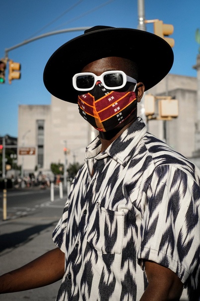 Вечер добрый.  Мы смотрим как население бруклина гуляет в самодельных масках, которые перешивают из разных тряпок. 05