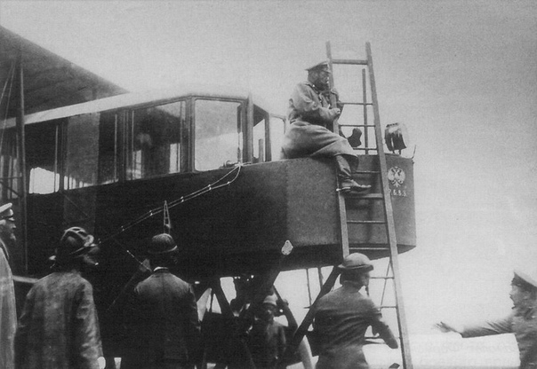 Царь Николай II осматривает самолет Игоря Сикорского Русский витязь Царское Село, 1913 г «Русский витязь» - первый в мире четырёхмоторный самолёт, дал начало тяжёлой авиации. Создан И. И.