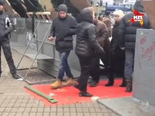 Украинская оппозиция на евромайдане топчет флаг Победы