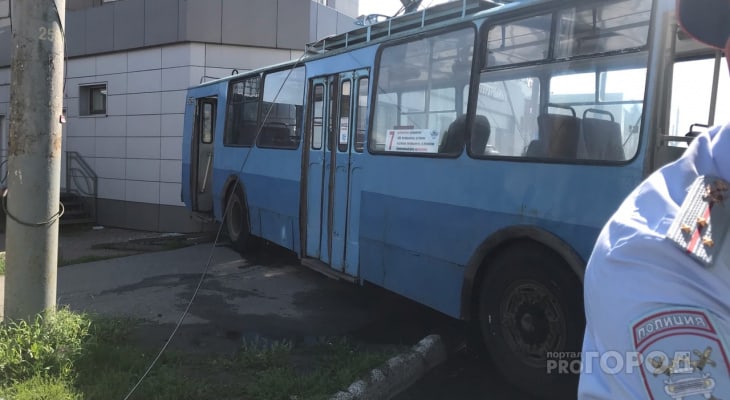 «Мы вызывали скорую водителю троллейбуса»: очевидцы о ДТП на Комсомольской Это картинка