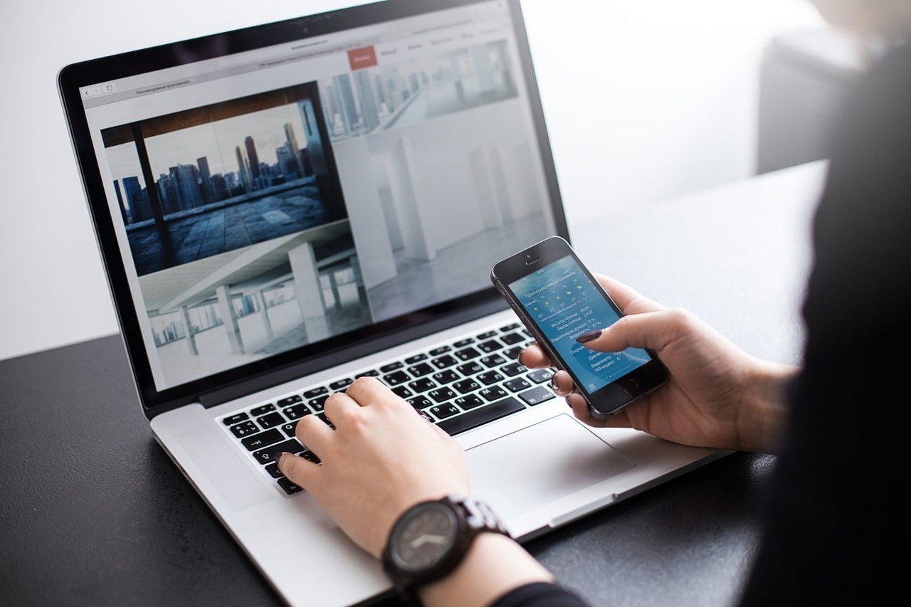 Изображение с телефона на компьютер. Компьютер и телефон. Ноутбук и телефон. Ноутбук и телефон в руках. Человек с ноутбуком и планшетом. Изображение с телефона на компьютер. Компьютер и телефон. Ноутбук и телефон. Ноутбук и телефон в руках. Человек с ноутбуком и планшетом.