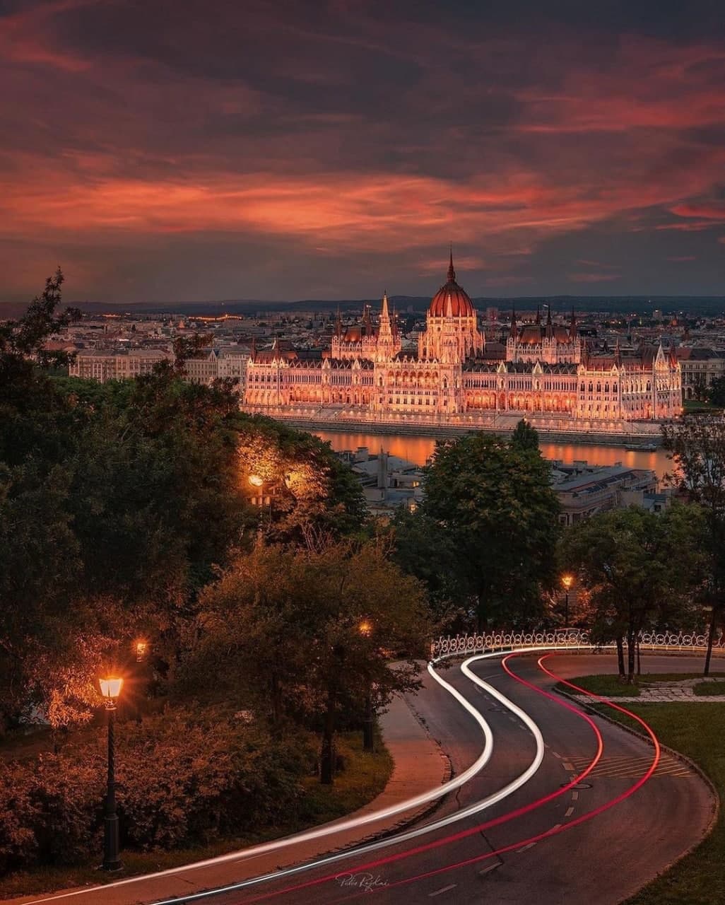 На кадрах – здание венгерского парламента.