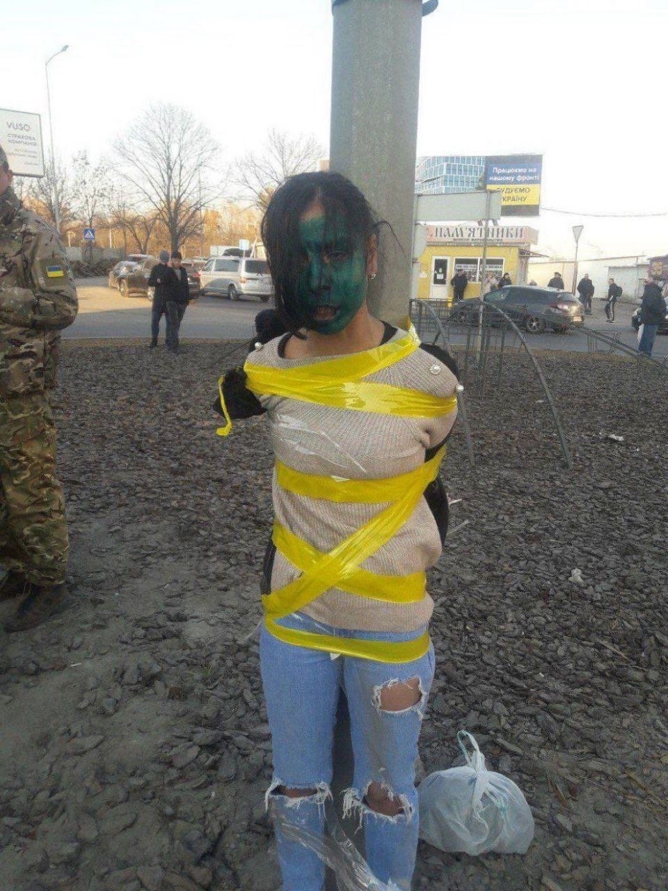 мальчика привязали к стулу