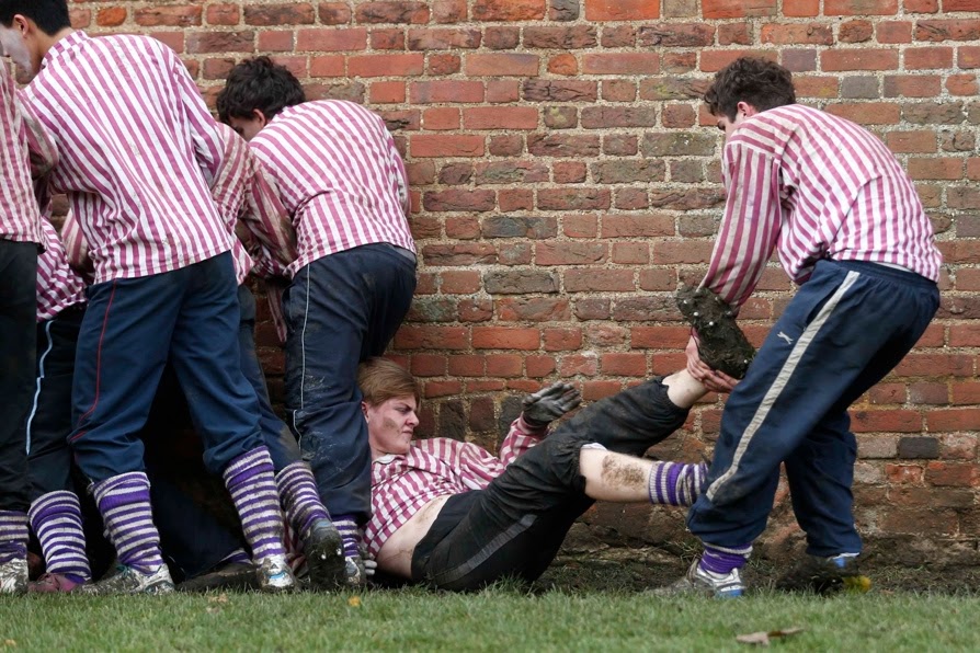 "Итонский пристенок" - забавная игра, участником которой был принц Гарри C7XWsu c yM "Итонский пристенок" - забавная игра, участником которой был принц Гарри