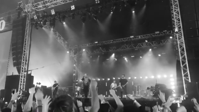 Bring Me The Horizon Happy Song ( Leeds Festival