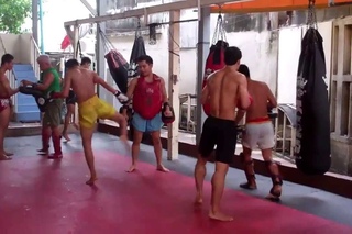 Petchasawin Seatransferry kicks on pads