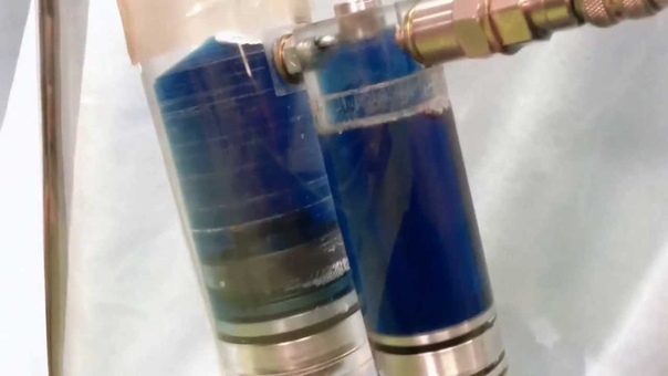 Vacuum evacuating and filling shockabsorber with