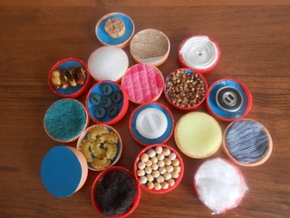 Сенсорные игрушки из крышек. Тактильные деревянные бочонки. Развивающие игрушки из пластиковых крышек. Сенсорное тактильное лото своими руками. Сенсорные крышечки.