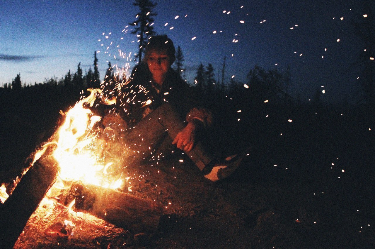 Слушать у ночного огня под огромной луной. Гаснущий костер. Картинки с людьми пытающимися сохранить гаснущий огонь